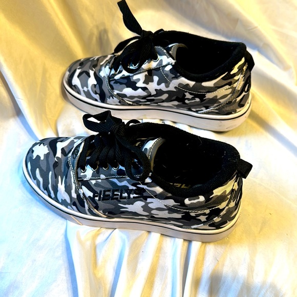 Heelys camo print youth size 4 - Picture 4 of 6